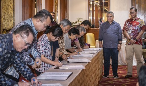 Ketua KPU Arief Budiman (kedua kanan) bersama Komisioner KPU Hasyim Asy`ari (kanan) menyaksikan penandatanganan Pakta Integritas Panelis pada Debat Kedua Calon Presiden (Capres) Pemilu 2019 yang dilakukan oleh ketujuh panelis, di Jakarta, Sabtu (9/2/2019). 