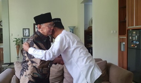 Ustaz Abdul Somad Diterima Hangat di Tebuireng] Ustaz Abdul Somad diterima Gus Solah dan para pengurus Pondok Pesantren Tebuireng di Jombang, Jawa Timur, Sabtu (9/2)