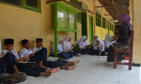 Siswa Madrasah Tsanawiyah (MTs) mengikuti proses belajar di teras depan ruang kelas MI Bahrul Ulum Dusun Warugunung Lor, Desa Kupang Kecamatan Jetis, Kabupaten Mojokerto, Jawa Timur (ilustrasi)