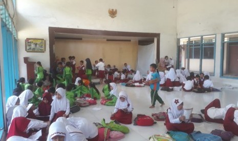 Meski hujan di wilayah Baleendah, Bojongsoang dan Dayeuhkolot, Kabupaten Bandung relatif kecil, Senin (11/2) malam, sekolah dasar (SD) Andir 01 yang berada di Baleendah tetap terendam banjir. 