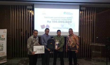 PT Asuransi Ramayana Tbk menyerahkan bantuan pendidikan Palu sebesar Rp 150 juta pada Lembaga Amil Zakat Nasional Bangun Sejahtera Mitra Umat ( Laznas BSMU) di Wisma Mandiri I, Jakarta Pusat, Selasa (12/2).