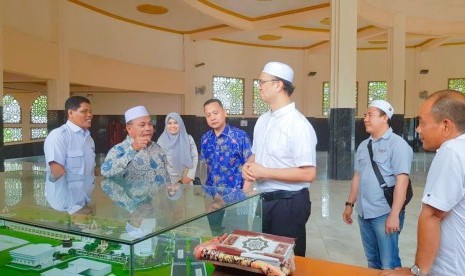 Pengurusan Sarikat Penyelenggara Umrah Haji Indonesia (Sapuhi) dipimpin ketua Syam Resfiadi (berbaju dan peci putih, red) melakukan kunjungan kerja (kunker) ke Palembang Sumatra Selatan (Sumsel). Kunker ini dilakukan untuk mengunjungi travel-travel yang menjadi anggota Sapuhi.