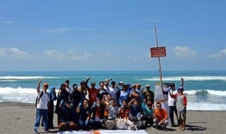 Sejumlah kegiatan bersih-bersih yang digelar Rumah Zakat di Pantai  Cemara Sewu Kabupaten Bantul, Selasa (12/2).