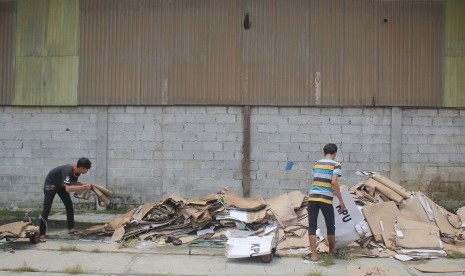 Pekerja mengumpulkan kotak suara yang rusak di gudang logistik KPUD Cirebon, di Plumbon, Cirebon, Jawa Barat, Selasa (12/2/2019).