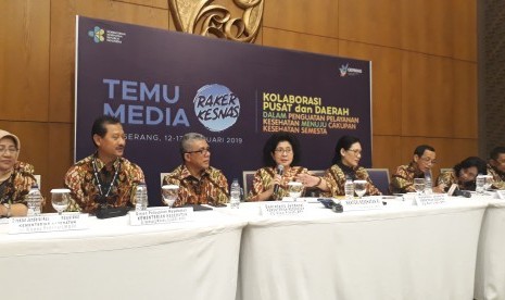 Menteri Kesehatan (Menkes) Nila F Moeloek (memegang mikrofon) memberikan  keterangan di konferensi pers rapat kerja kesehatan nasional (rakerkesnas)  2019, di ICE BSD, Tangerang Selatan, Banten, Selasa (12/2).