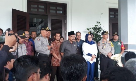 Pimpinan DPRD Kota Malang mengklarifikasi masalah anggaran kendaraan dinas legislatif, di halaman Gedung DPRD Kota Malang, Rabu (13/2).