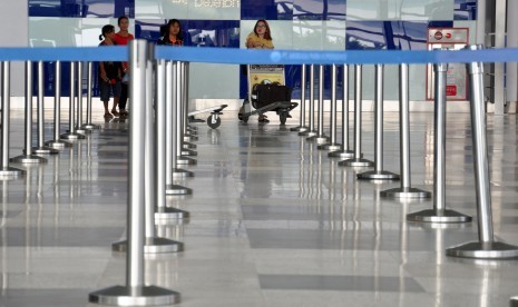 Seorang calon penumpang pesawat udara berada di Bandara Internasional Kualanamu, Deli Serdang, Sumatera Utara, Rabu (13/2/2019).