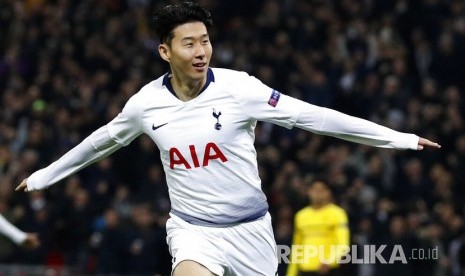  Selebrasi pesepakbola Tottenham Hotspur Heung-Min Son setekah berhasil menjebol gawang  Borussia Dortmund.