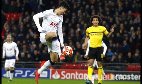  Pesepakbola Tottenham Hotspur Heung-Min Son berusaha mengontrol bola dibayangi pesepakbola Borussia Dortmund.