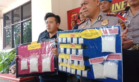 Polres Bogor bongkar kasus narkoba di rumah industri sabu oplosan seberat 1,552 kilogram, di Polres Bogor, Kabupaten Bogor, Kamis (14/2). Dalam keterangan pers Polisi mengungkap modus sabu oplosan merupakan kasus baru di Indonesia. 