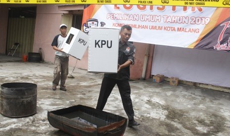 Petugas Komisi Pemilihan Umum (KPU) menyelamatkan kotak suara dalam Simulasi Pengamanan Logistik Pemilu di Gudang KPU, Malang, Jawa Timur, Kamis (14/2/2019). 