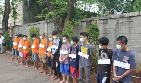 Proses Rekonstruksi Pembunuhan oleh anggota geng motor di Jalan Tubagus Angke, Jakarta Barat, Kamis (14/2).