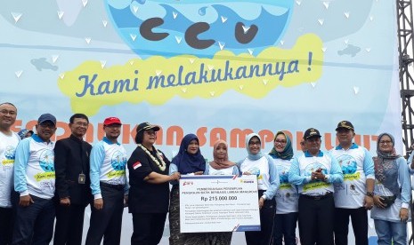 Direktur PT Indonesia Power Sripeni Inten Cahyani secara simbolis  memberikan bantuan sebesar Rp 215 dalam acara Coastal Clean Up di Pantai  Kejawanan, Cirebon, Jumat (15/2).