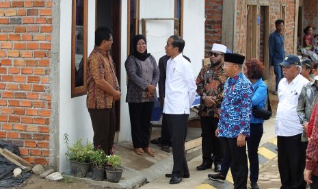 Presiden Joko Widodo (tengah) bersama Menteri Pekerjaan Umum dan Perumahan Rakyat Basuki Hadimuljono (kanan), Menteri Kelautan dan Perikanan Susi Pudjiastuti (kedua kanan), Gubernur Bengkulu Rohidin Mersyah (ketiga kanan) dan Walikota Bengkulu Helmi Hasan (keempat kanan) berbincang dengan warga saat meninjau kawasan permukiman nelayan tepi air di kampung nelayan Sumber Jaya, Bengkulu, Bengkulu, Jumat (15/2/2019).