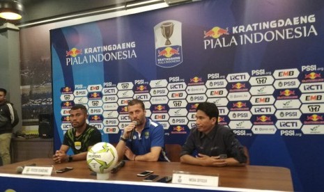 Pemain Persib Bandung, Ardi Idrus (kiri) dan pelatih Persib, Miljan Radovic (tengah) di Graha Persib, Jalan Sulanjana, Kota Bandung, Ahad (17/2). 