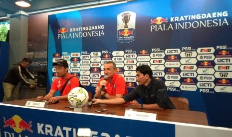 Pemain Arema FC, Hamka Hamzah (kiri) dan pelatih Arema FC, Milomir Seslija  (tengah) di Graha Persib, Jalan Sulanjana, Kota Bandung, Ahad (17/2). 