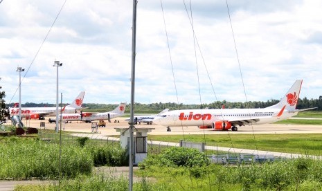 Pesawat Lion Air JT-714 rute Jakarta-Pontianak yang telah berhasil dievakuasi diparkir di Bandara Supadio, Kabupaten Kubu Raya, Kalbar, Ahad (17/2/2019).