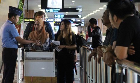 Sejumlah penumpang pesawat memasuki ruang keberangkatan Bandara Supadio, Kabupaten Kubu Raya, Kalbar. ilustrasi