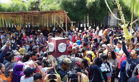 Suasana Semarak Jenang Sala yang digelar untuk memperingati HUT ke-274 Kota Solo di Plaza Sriwedari, Jalan Slamet Riyadi, Ahad (17/2). Sebanyak 28 ribu takir jenang dibagikan secara gratis kepada masyarakat.