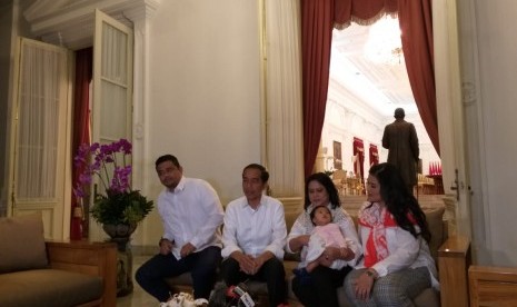 Capres nomor urut 01, Jokowi, bersiap menuju lokasi debat putaran kedua. Jokowi hadiri debat ditemani sang istri, Iriana, dan menantunya, Bobby Nasution. 