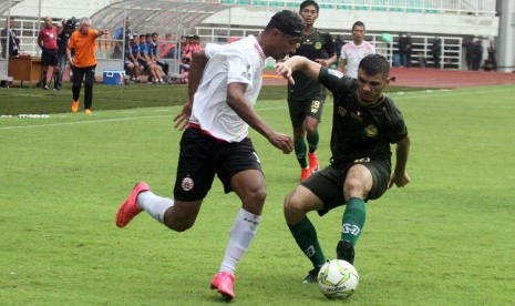 Pesepak bola Persija Jakarta Bruno Oliviera De Matos (kiri) berebut bola dengan pesepak bola Tira Persikabo Khurshed Beknazarov (kanan) pada pertandingan babak 16 besar Piala Indonesia 2018 di Stadion Pakansari, Cibinong, Bogor, Jawa Barat, Ahad (17/2/2019). 