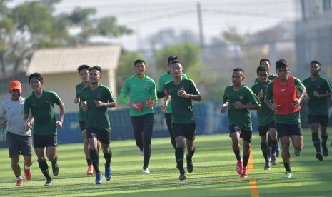 Pemain Timnas U-22 melakukan pemanasan dalam latihan menjelang pertandingan Sepak Bola AFF U-22 di lapangan AUPP Sport Club, Phnom Penh, Kamboja, Ahad (17/2/2019). 