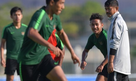 Pelatih Timnas U-22 Indra Sjafri (kanan) mengarahkan para pemain dalam latihan menjelang pertandingan Sepak Bola AFF U-22 di lapangan AUPP Sport Club, Phnom Penh, Kamboja, Ahad (17/2/2019). 