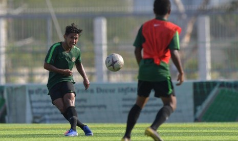 Pemain Timnas U-22 Gian Zola (kiri) menendang bola ke arah rekannya, Billy Keraf dalam latihan menjelang pertandingan Sepak Bola AFF U-22 di lapangan AUPP Sport Club, Phnom Penh, Kamboja, Ahad (17/2/2019).