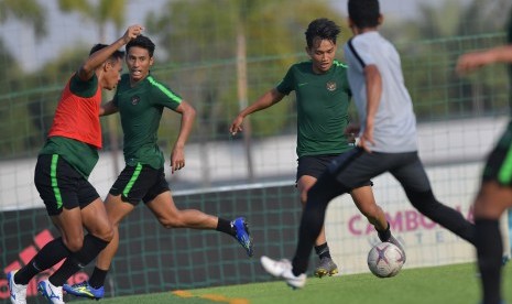 Pemain Timnas U-22 Witan Sulaiman (kedua kanan) menggiring bola dalam latihan menjelang pertandingan Sepak Bola AFF U-22 di lapangan AUPP Sport Club, Phnom Penh, Kamboja, Ahad (17/2/2019).