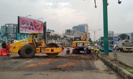 Perbaikan jalan KH Noer Ali Bekasi, Senin (18/2).