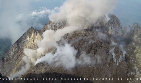 Tampilan Gunung Merapi saat mengeluarkan guguran awan panas pada  Senin (18/2).