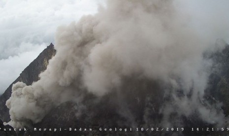 Tampilan Gunung Merapi saat mengeluarkan guguran awan panas pada  Senin (18/2).