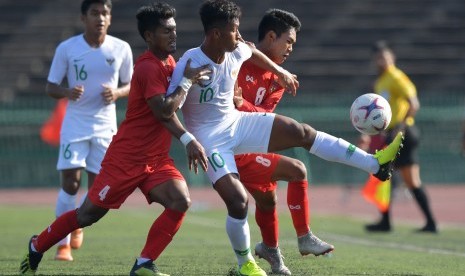 Pemain Timnas U-22 Osvaldo Haay (tengah) dikawal dua pemain Myanmar Myat Kaung Khant (kanan) dan Win Moe Kyaw (kedua kiri) dalam pertandingan Grub B Piala AFF U-22 di Stadion Nasional Olimpiade Phnom Penh, Kamboja, Senin (18/2/2019).