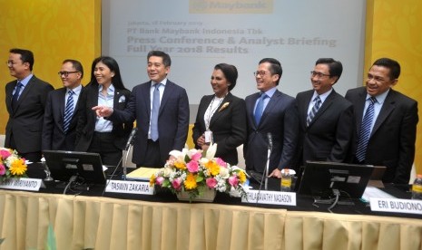 Presiden Direktur Maybank Indonesia Taswin Zakaria (keempat kiri) didampingi Komisaris dan Direksi (dari kiri) Muhamadian, Effendi, Jenny Wiriyanto, Thila Nadason, Eri Budiono, Widya Permana dan Irvandi Ferizal, bersiap memaparkan kinerja keuangan perusahaan tahun 2018, di Jakarta, Senin (18/2/2019).