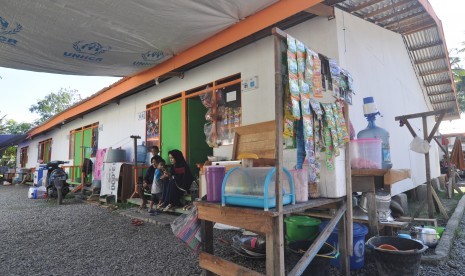 Sejumlah warga korban bencana gempa dan tsunami berada di hunian atau shelter sementara bantuan Aksi Cepat Tanggap (ACT) di Desa Wani, Kabupaten Donggala, Sulawesi Tengah, Senin (18/2/2019). 