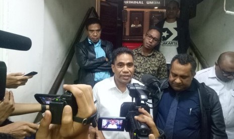 Sekda Papua, Hery Dosinaen (tengah, kemeja putih).