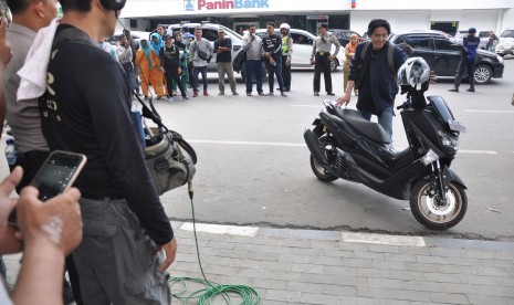 Aktor Roger Danuarta melakukan syuting film berjudul Ajari Aku Islam di Medan, Sumatera Utara, Selasa (19/2/2019).