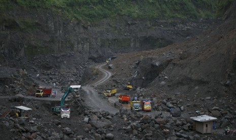 Suasana penambangan pasir di Kali Gendol, Cangkringan, Sleman, DI Yogyakarta, Selasa (19/2/2019).