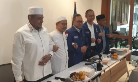 (Ki-ka) Ketua Umum Gerakan Nasional Pengawal Fatwa (GNPF) Yusuf Martak, Ketua Umum Persaudaraan Alumni (PA) 212 Slamet Maarif, Ketua Umum Partai Amanat Nasional (PAN) Zulkifli Hasan, Sekjen PAN Eddy Soeparno, Ketua DPP PAN Yandri Susanto berfoto sebelum menggelar konferensi pers di Jalan Daksa I Nomor 10, Kebayoran Baru, Jakarta, Rabu (20/2).