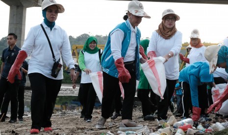 Ibu Negara Iriana Joko Widodo (tengah) mengambil sampah di Pantai Galala-Hative Kecil, Ambon, Rabu (20/2/2019). 