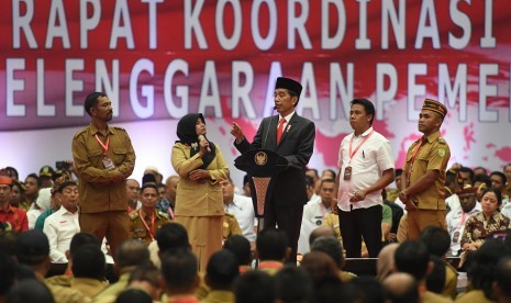 Presiden Joko Widodo (tengah) berdialog dengan perangkat desa dalam acara Rakornas Penyelenggaraan Pemerintahan Desa 2019 di Jakarta, Rabu (20/2/2019). 