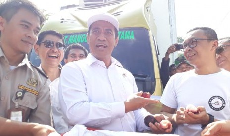 Mentan Andi Amran Sulaiman: Menteri Pertanian Andi Amran Sulaiman melepas ekspor manggis di Kecamatan Cikembar, Kabupaten Sukabumi, Jawa Barat Kamis (21/2).