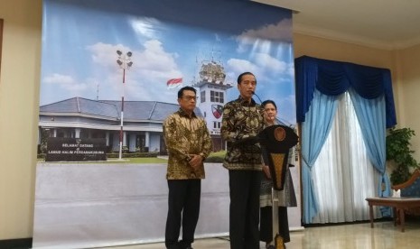 Jokowi Bertolak ke Singapura: Presiden Joko Widodo melakukan konferensi pers di Pangkalan TNI AU Halim Perdanakusuma, Jakarta, Kamis (21/2) sesaat sebelum bertolak ke Singapura. Ia dan Iriana Jokowi akan menjenguk Ani Yudhoyono yang tengah dirawat di Singapura. 