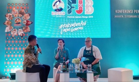 PT Unilever Indonesia Tbk: Foods Director PT Unilever Indonesia Tbk Hernie Raharja (tengah) dan Chef Ragil Imam pada konferensi pers jelang Festival Jajanan Bango (FJB) 2019 di Kemang, Kamis (21/2). 