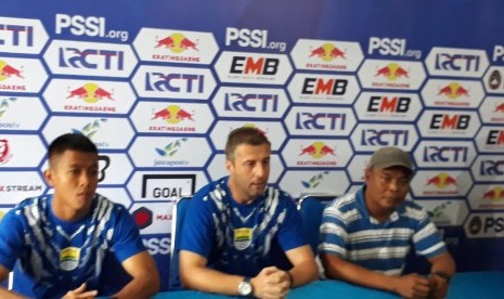 Persib Bandung: Pelatih Persib Bandung, Miljan Radovic dan Pamain Febri Hariyadi memberikan keterangan pers ihwal pertandingan melawan Arema FC di leg kedua babak 16 besar Piala Indonesia 2019, di Kantor Arema FC, Kota Malang, Kamis (21/2). 