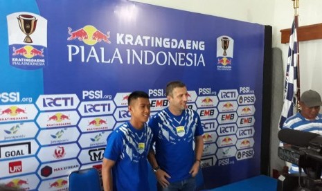 Persib Bandung: Pelatih Persib Bandung, Miljan Radovic dan Pamain Febri Hariyadi memberikan keterangan pers ihwal pertandingan melawan Arema FC di leg kedua babak 16 besar Piala Indonesia 2019, di Kantor Arema FC, Kota Malang, Kamis (21/2). 