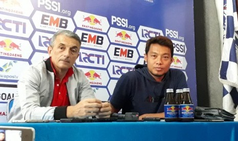 Arema FC: Pelatih Arema FC, Milomir Seslija dan Kapten Hamka Hamzah memberikan keterangan pers terkait persiapan pertandingan melawan Persib Bandung di leg kedua babak 16 besar Piala Indonesia 2019, di Kantor Arema, Kota Malang, Kamis (21/2). 