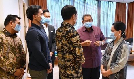 Jokowi Menjenguk Ani Yudhoyono: Presiden Jokowi didampingi Bu Iriana Jokowi menjenguk Ani Yudhoyono yang dirawat di National University Singapore, Kamis (21/2).