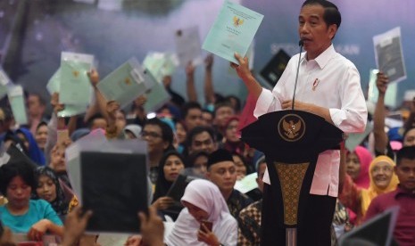 Presiden Joko Widodo berpidato saat Penyerahan sertifikat tanah untuk rakyat di Gelanggang Remaja Pasar Minggu, Jakarta, Jumat (22/2/2019).