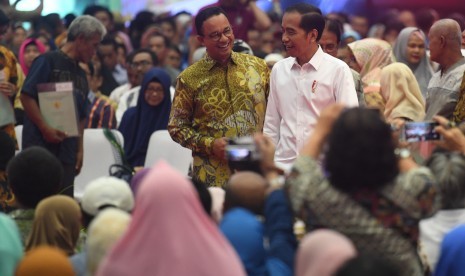 Presiden Jokowi (kanan) dan Gubernur DKI Jakarta, Anies Baswedan (kiri).